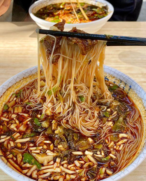 绵阳米粉细作：红汤与清汤的早餐米粉双城记